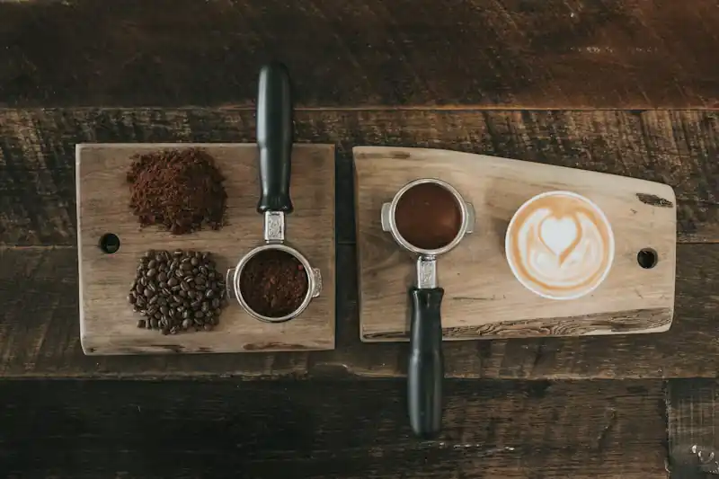 [Cafetería acogedora con barista sirviendo tazas de café humeante]